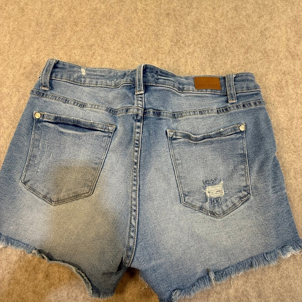 Judy Blue Distressed Denim Shorts Light Wash Crochet Lace Side Slit Size 28 - Picture 7 of 7